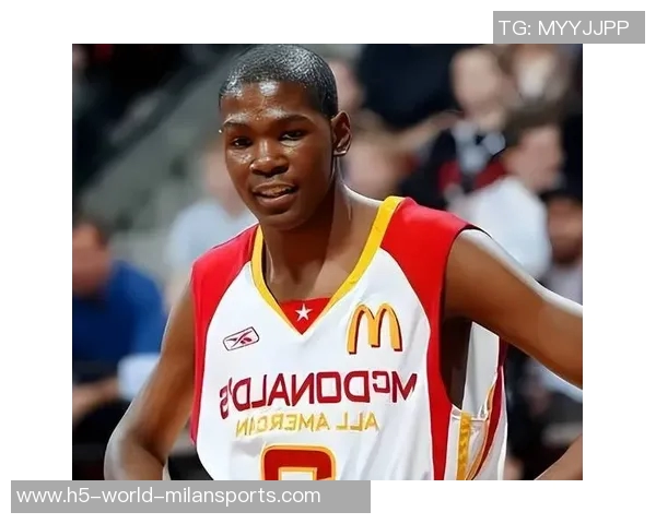 杜兰特场边轻松愉快与火箭助教艾维畅谈免战牌背后心态揭秘