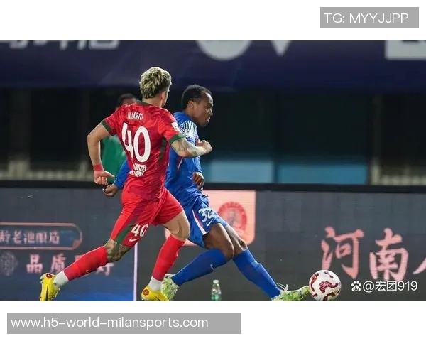 广岛球员失误送机会米内罗头球被解围路易斯补射遗憾中柱