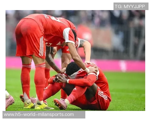 阿方索戴维斯与伊藤洋辉亮相拜仁今日训练场景